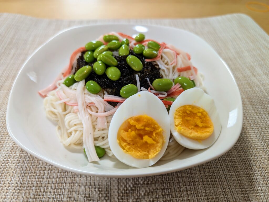 斜め上から見たもずく酢そうめんの写真