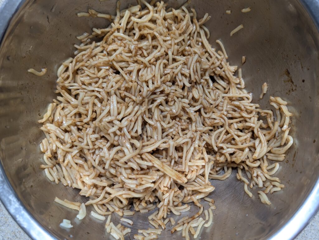 ボウルの中の、粉末ソースで味付けした麺。