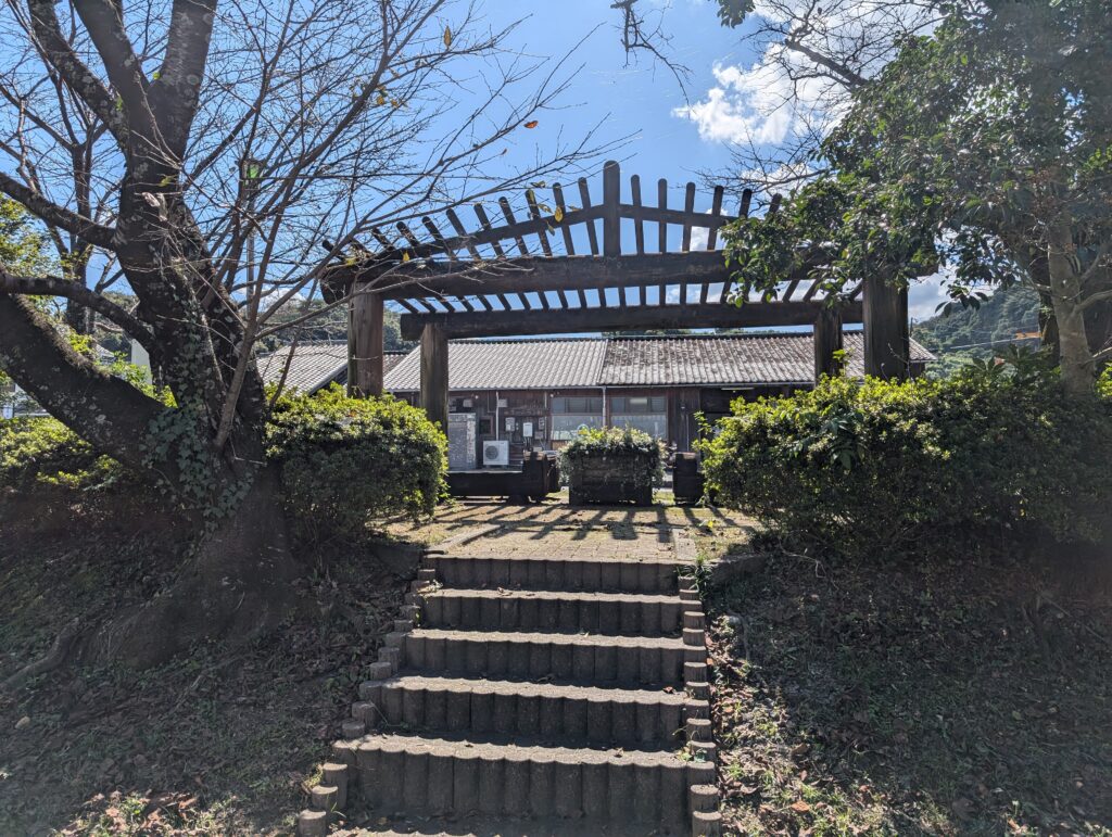 奥に見える駅舎